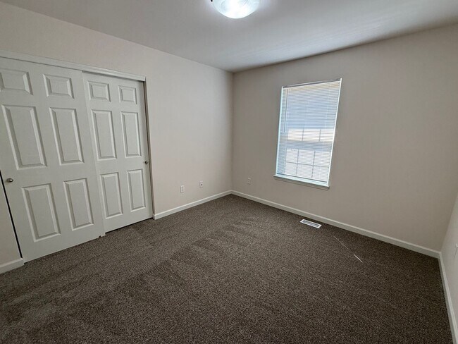 Building Photo - Completely Renovated!