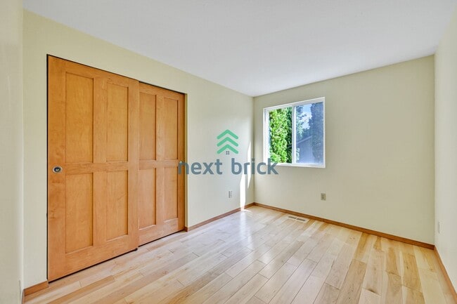Building Photo - Beautiful 6-Bedroom Home on a Quiet Cul-de...