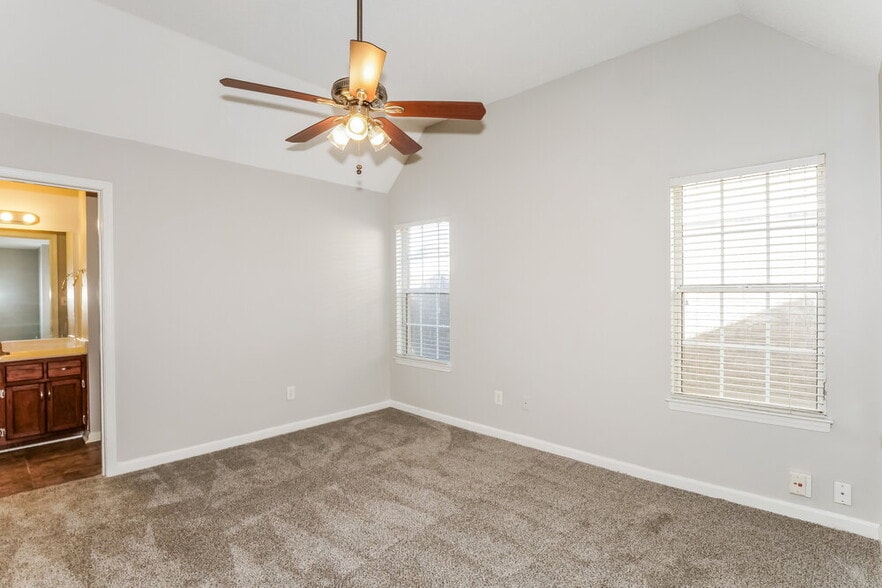 Building Photo - 1651 Thomas St