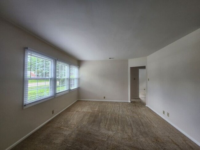 Building Photo - Cozy 2 Bedroom Home