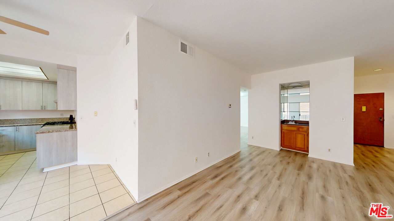 Building Photo - 5135 Zelzah Ave