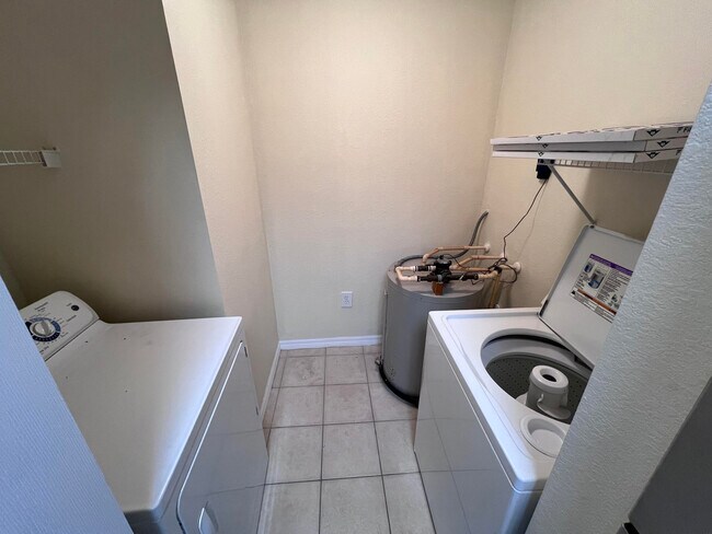 Building Photo - 2802 Sarento Pl