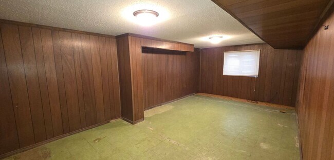 Building Photo - 4 Bedroom 2 Bathroom home in Willard Schools with a Huge Fenced Yard for $1,695!