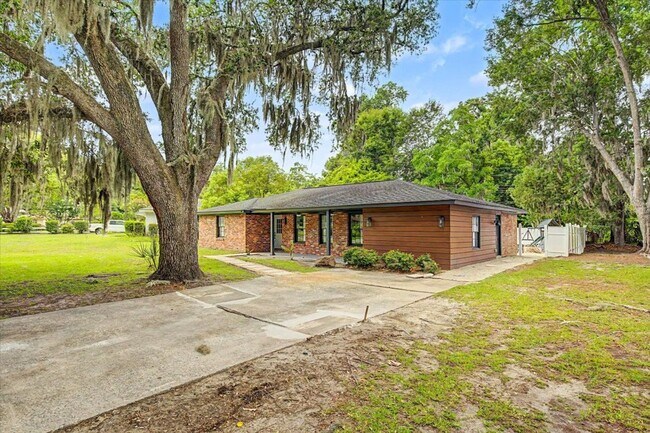 Building Photo - 4 bedroom house in Hesse school district