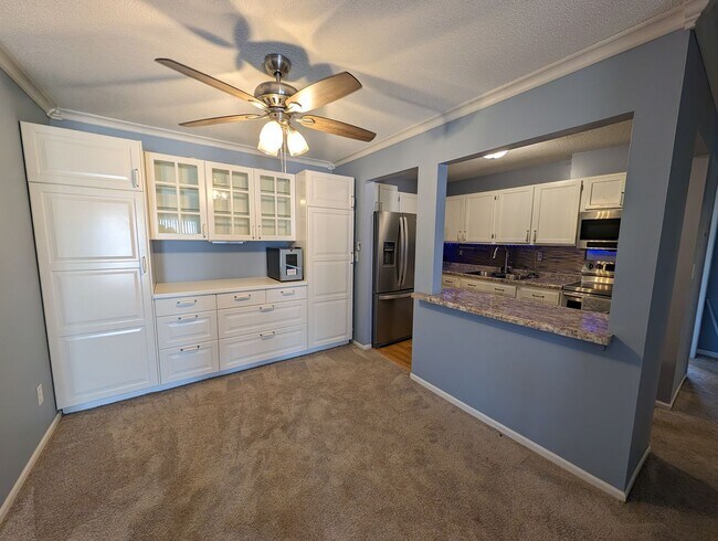Building Photo - Updated 2bd/1ba Condo w/ Pool & Heated Parking!