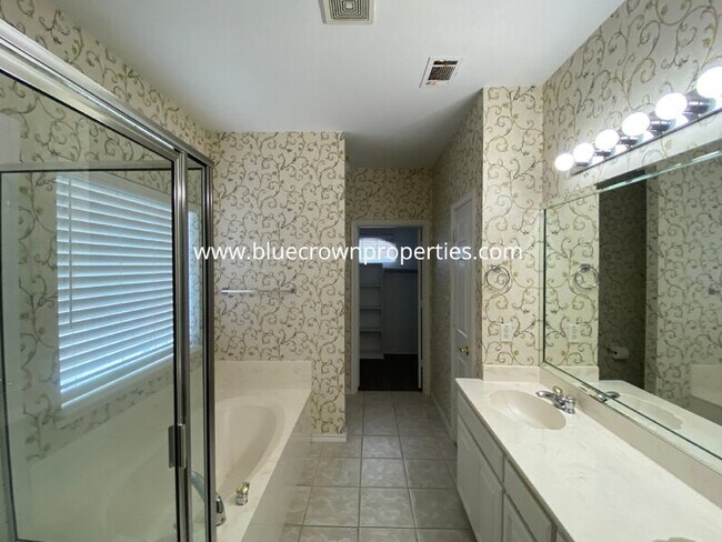 Building Photo - 1829 Carver Dr