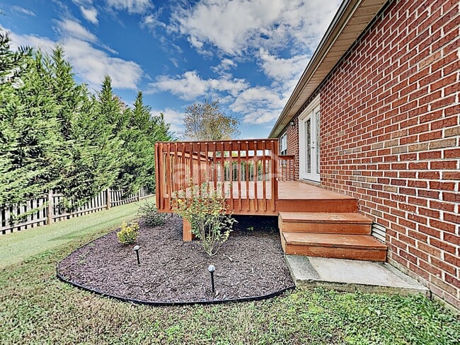Building Photo - 1423 Newbury Ln
