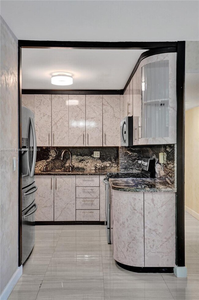 Building Photo - 1913 S Ocean Dr