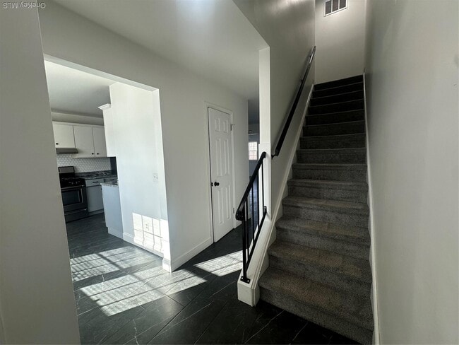 Building Photo - 276 Temple Hill Rd