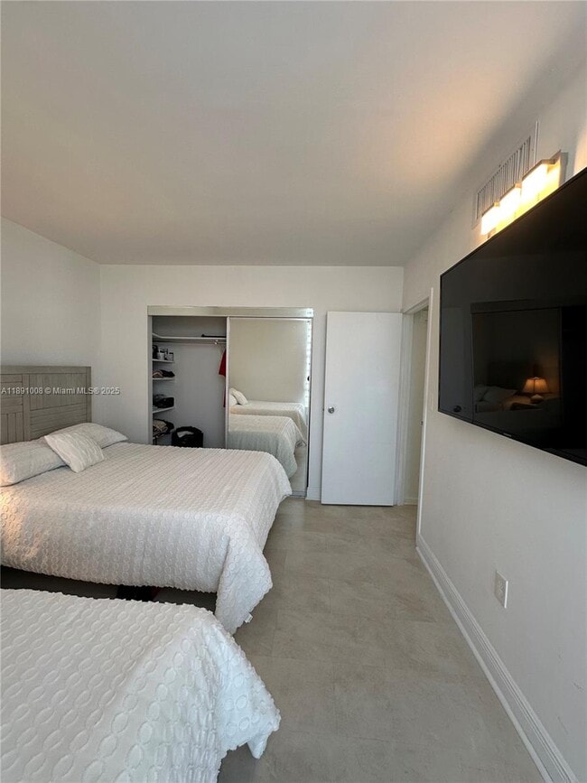 Building Photo - 3675 N Country Club Dr