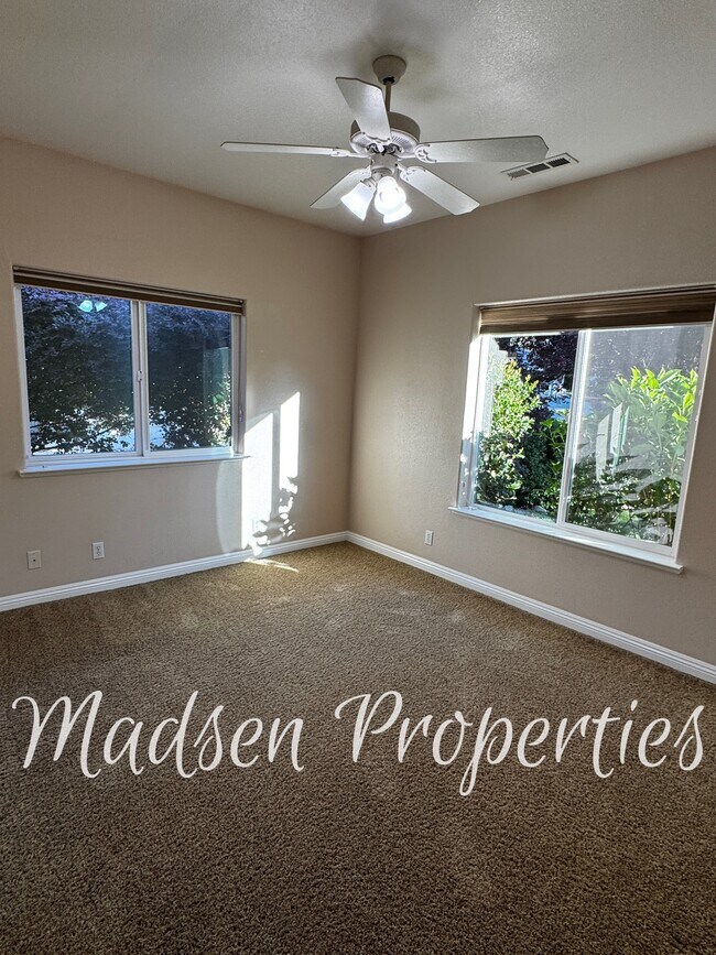 Building Photo - 121 Hart Ln