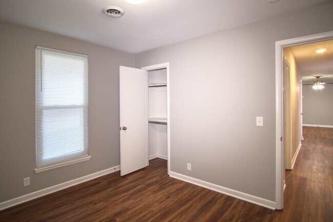 Building Photo - 3 Bedroom 1.5 Bath House w/Large Yard- Easy access to OHB and Nolensville Pk $2200