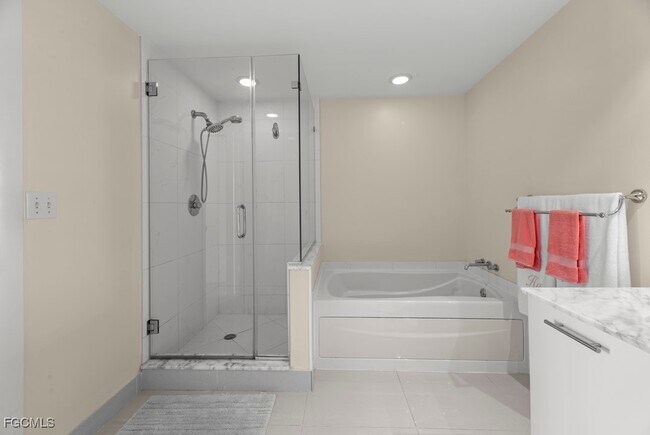 Building Photo - 3000 Oasis Grand Blvd