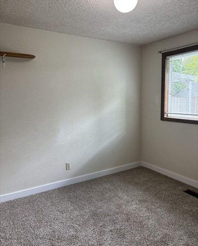 Building Photo - 3Bd/2Ba Single Story Home - Available to View!
