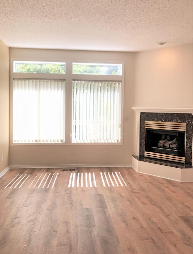 Building Photo - Gorgeous John's Landing Townhome- Luxurious Interior Renovation!