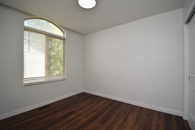 Building Photo - Newly Remodeled Magna Gem with New Appliances & Easy Freeway Access!!