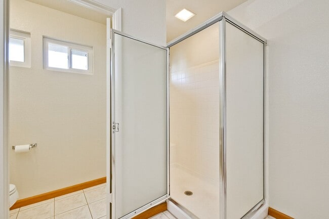 Building Photo - Hardwood Floors- A/C- Full Bedroom and Bath on First Floor: Fresh Paint