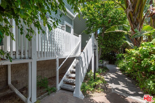 Building Photo - 3516 Vía Dolce