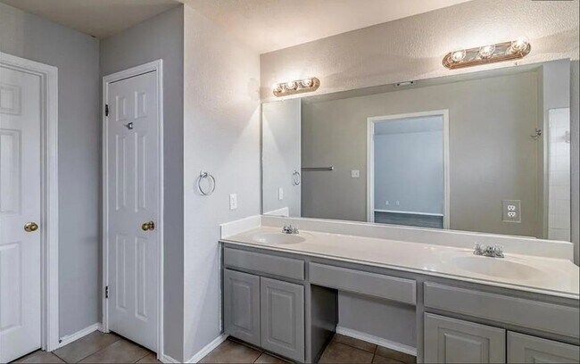 Building Photo - 702 Thrush Dr