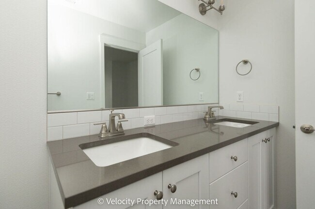 Building Photo - 3 Bedroom Townhome close to Hospital!