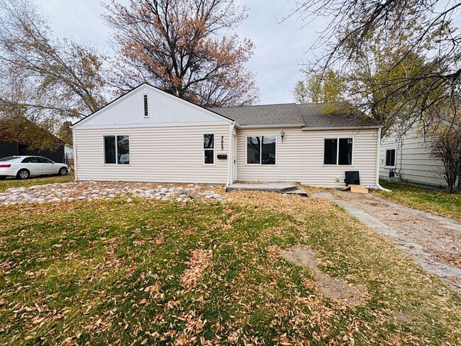 Building Photo - 3 bedroom 1 bathroom house with large yard!