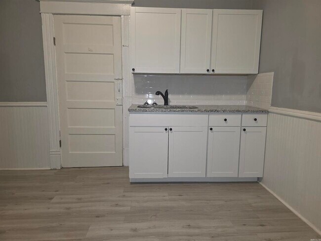 Building Photo - 1300 W 10th St