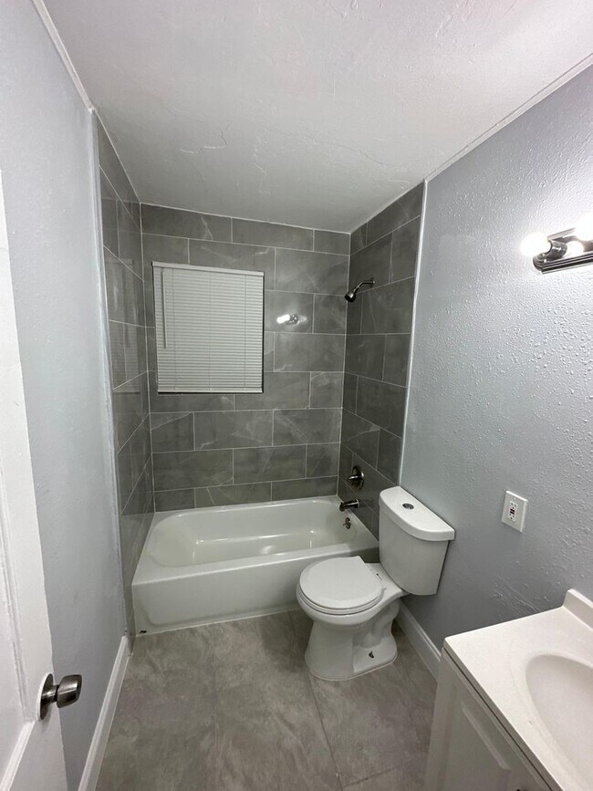 Building Photo - Fully Renovated 3/1.5 Available for Immedi...