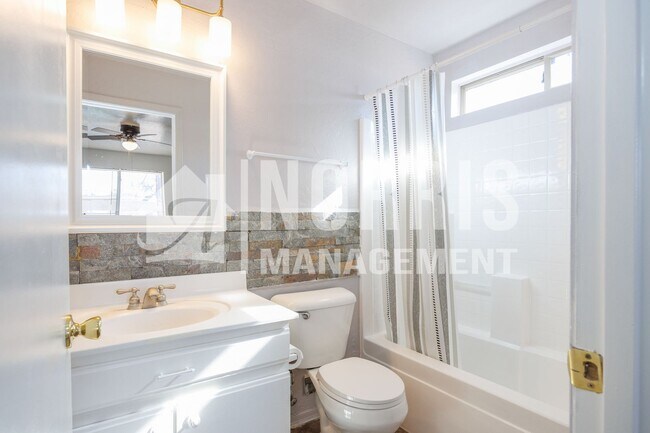 Building Photo - Great Home Located in Town with a Pool