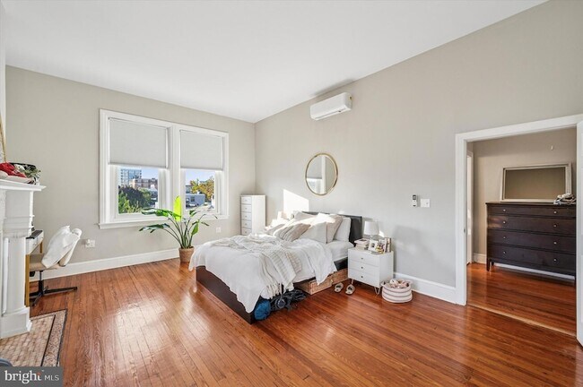 Building Photo - 265 S 22nd St