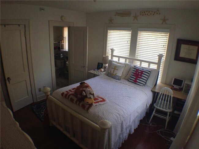 Building Photo - 906 W 22nd St