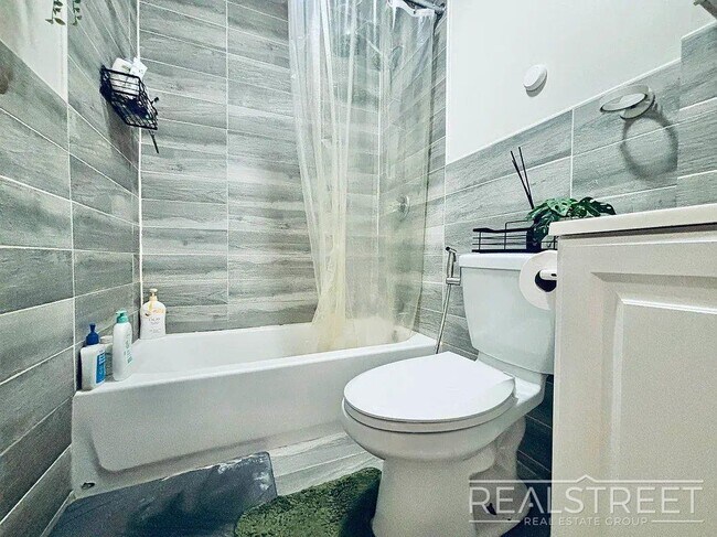 Building Photo - Stylish 3 Bed / 2 Bath in Prime Ridgewood ...