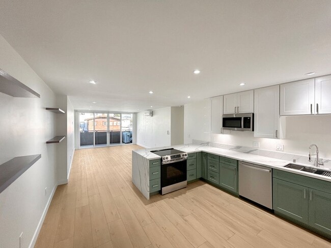 Primary Photo - Beautiful 2BD/2BA Fully Remodeled w/ Reser...