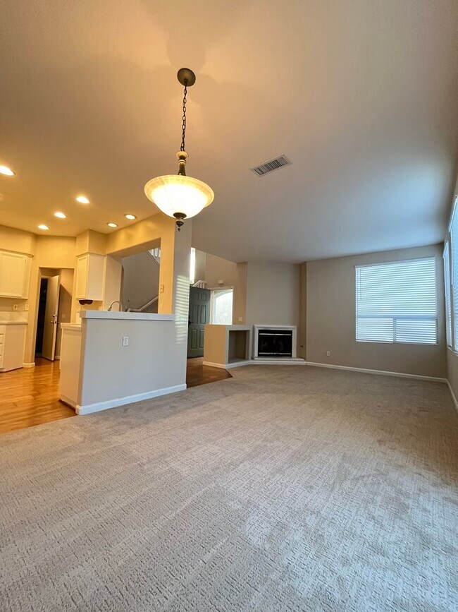 Building Photo - LOVELY 2 STORY DETACHED HOME WITH LARGE LO...