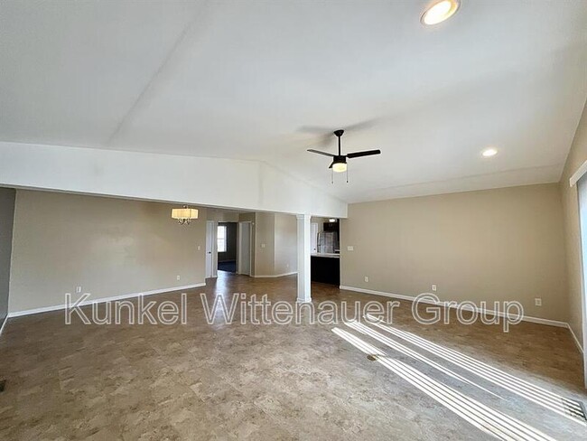 Building Photo - 13 Twin Oaks Dr