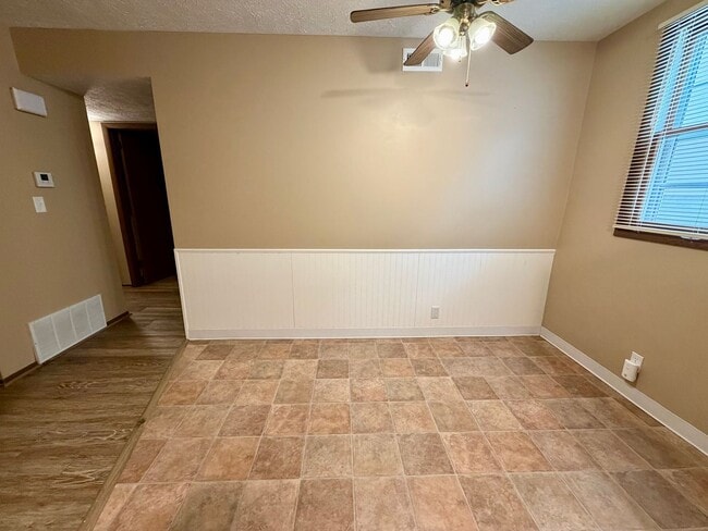Building Photo - 2 bed 1 bath ground level duplex