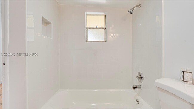 Building Photo - 1085 NE 128th St