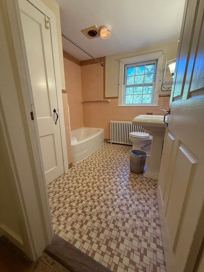 Building Photo - Charming Doylestown Modern Farmhouse
