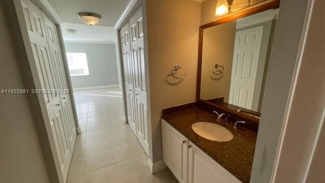 Building Photo - 721 N Pine Island Rd