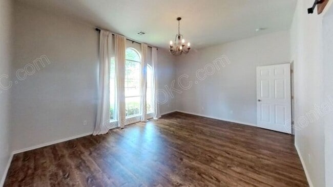 Building Photo - 4 Bed 2 Bath near Buck Thomas Park.