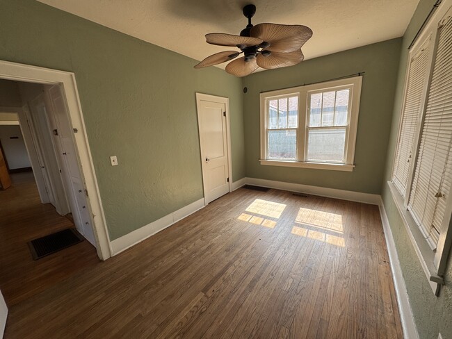 Building Photo - 512 S Crawford Ave