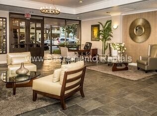 Building Photo - Spacious Updated 2bd/2ba Downtown Condo - Great Location!