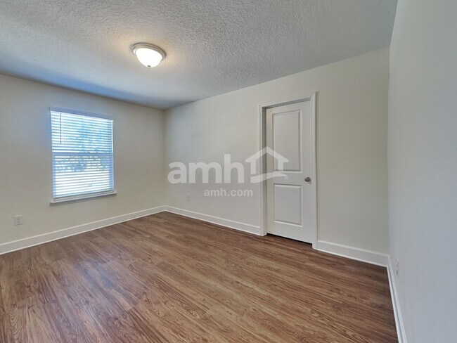 Building Photo - 905 Walden Pond Dr