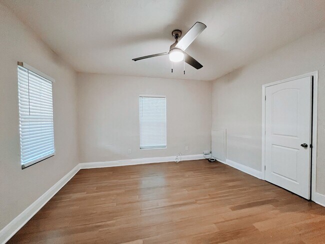 Building Photo - 3/2 Historic Home Available NOW!