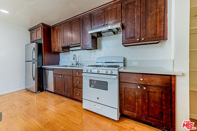 Building Photo - 933 S Manhattan Pl