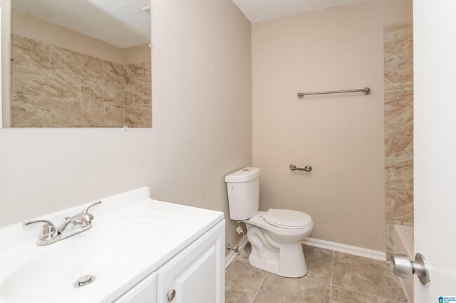 Building Photo - 525 Oak Crest Dr