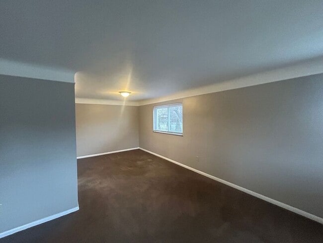 Building Photo - 5150 Chantilly Dr