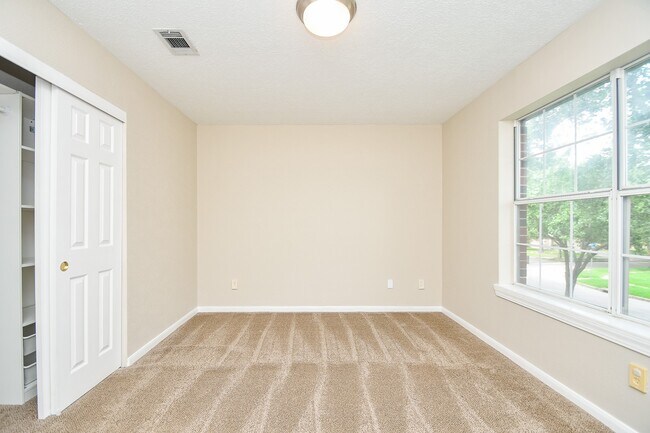 Building Photo - 215 Windrift Ct