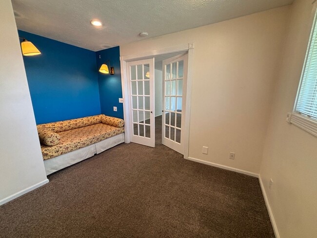 Building Photo - Great University Area Home!