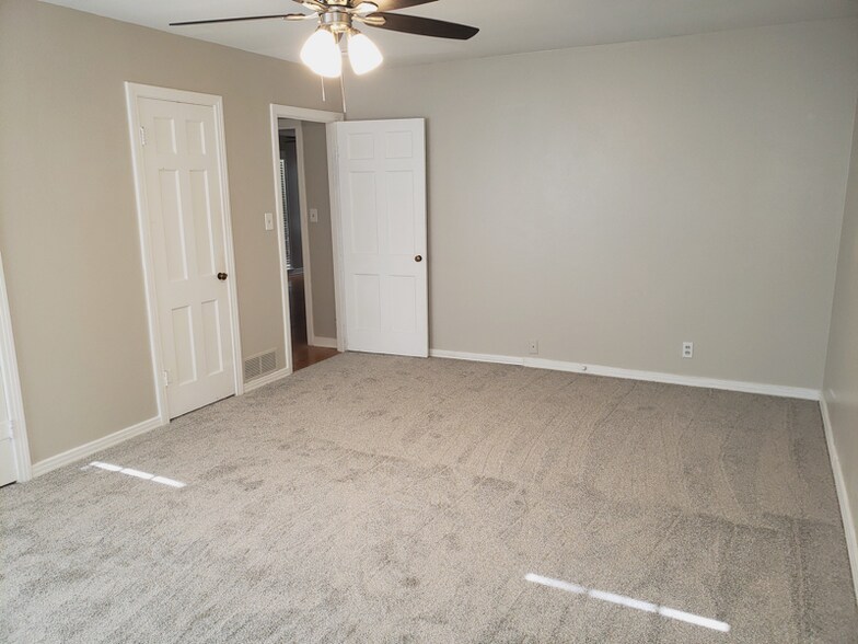 Building Photo - 2410 Clarinda Ave