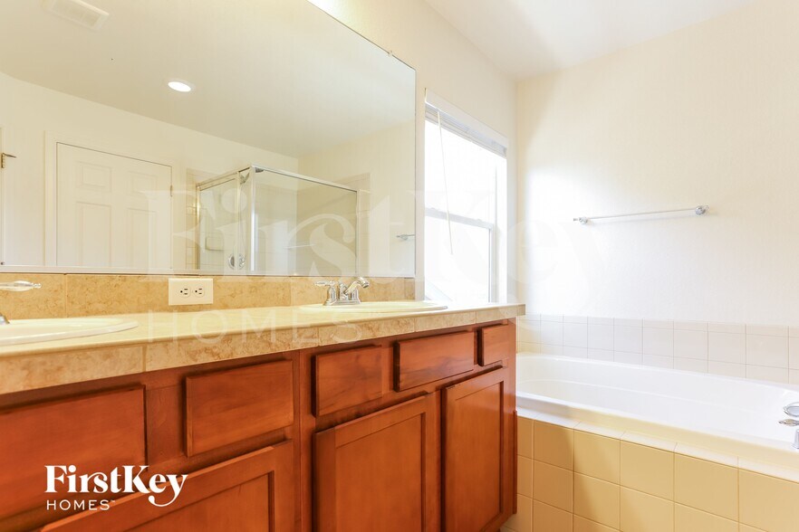 Building Photo - 25028 E Canal Pl